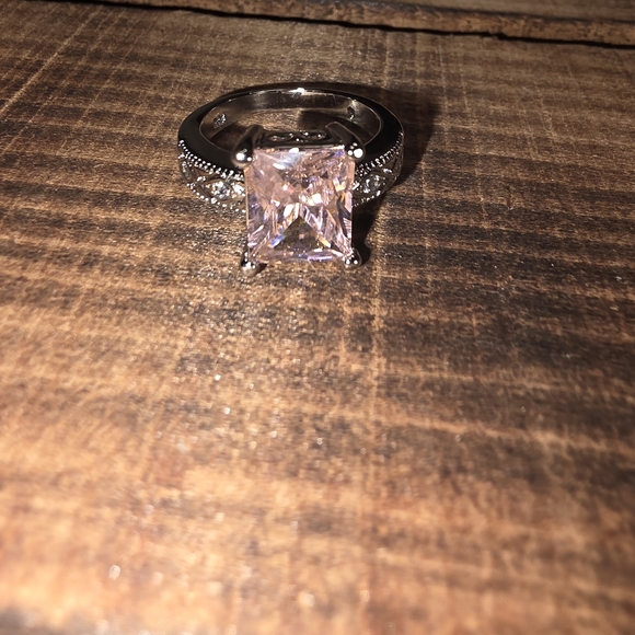 Elegant Silver .925 and Pink Gemstone Ring - Picture 2 of 7